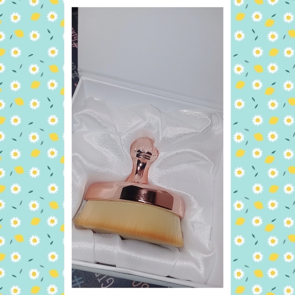Eloise Teardop shaped Brush